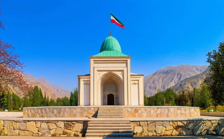 آرامگاه نیما یوشیج؛ خانه ابدی پدر شعر نو فارسی در روستای یوش